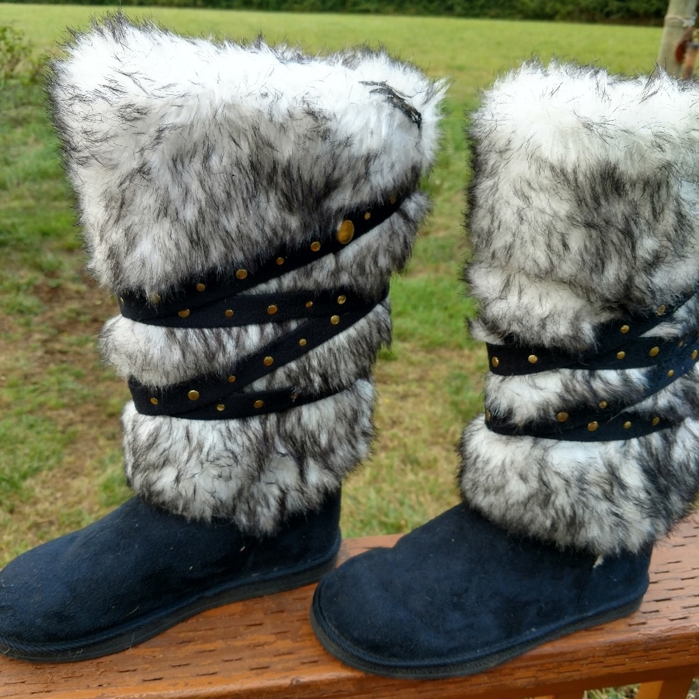 Justfab woman's plush boots. Sz 7. New